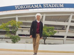 横浜スタジアムの前の筆者